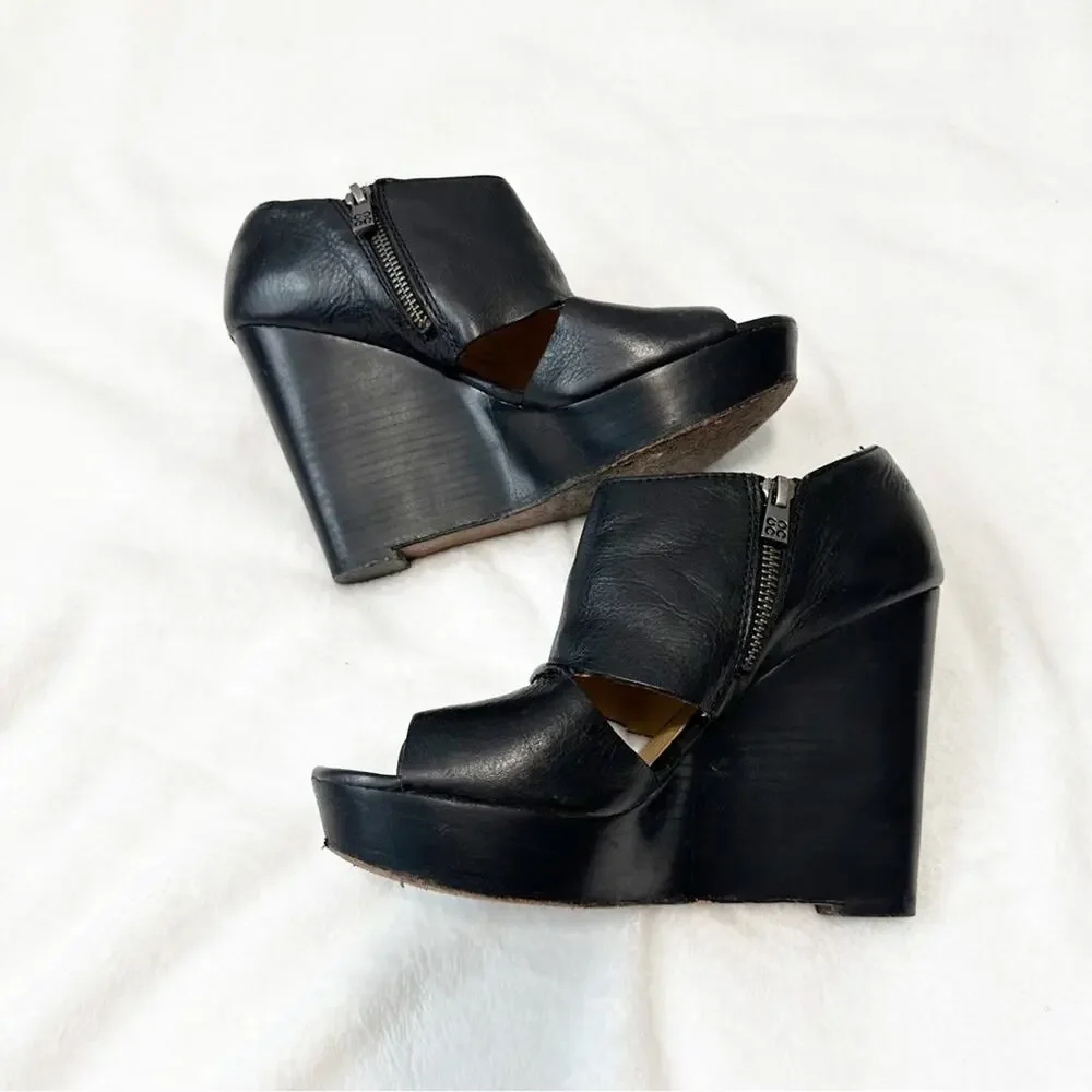 Coach Jaelyn black leather wedge sandals size 8 open toe zippers
